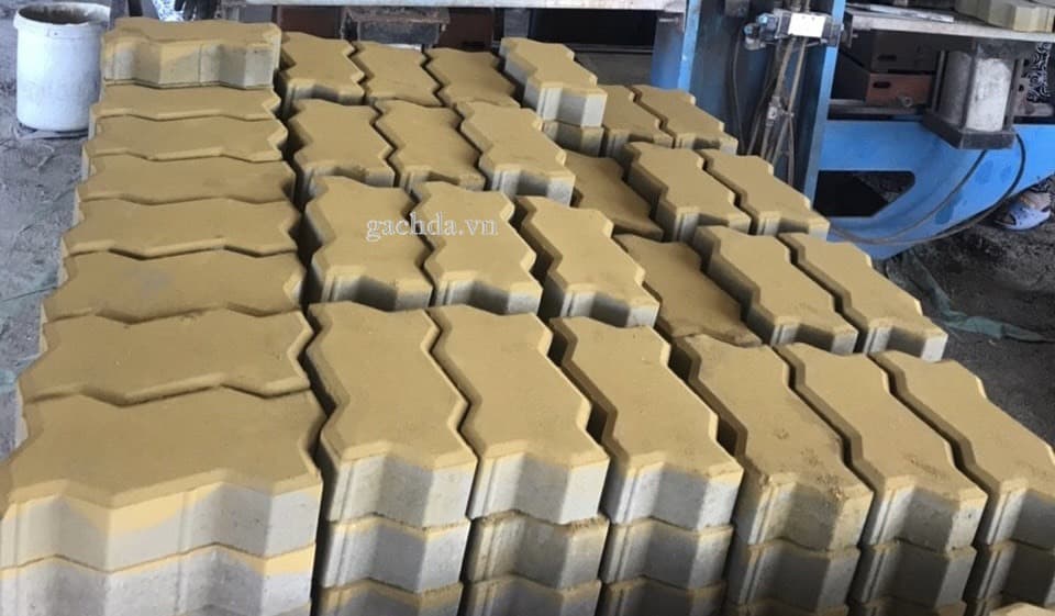 Gạch Vỉa Hè Terrazzo Con Sâu Vàng