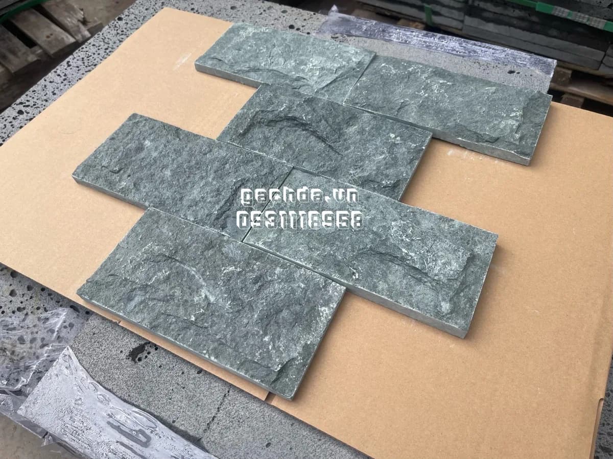 Đá bóc xanh rêu 10x20 ốp tường trang trí