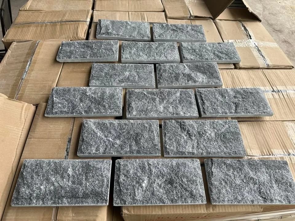 Đá bóc đen ánh kim 10x20 ốp tường trang trí