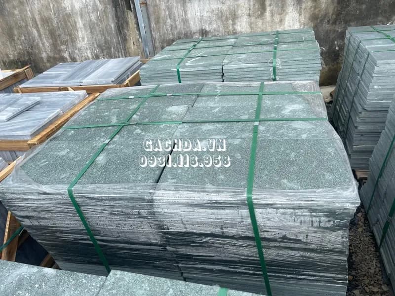 Đá lát sân vườn băm xanh rêu 30x60x1.8cm