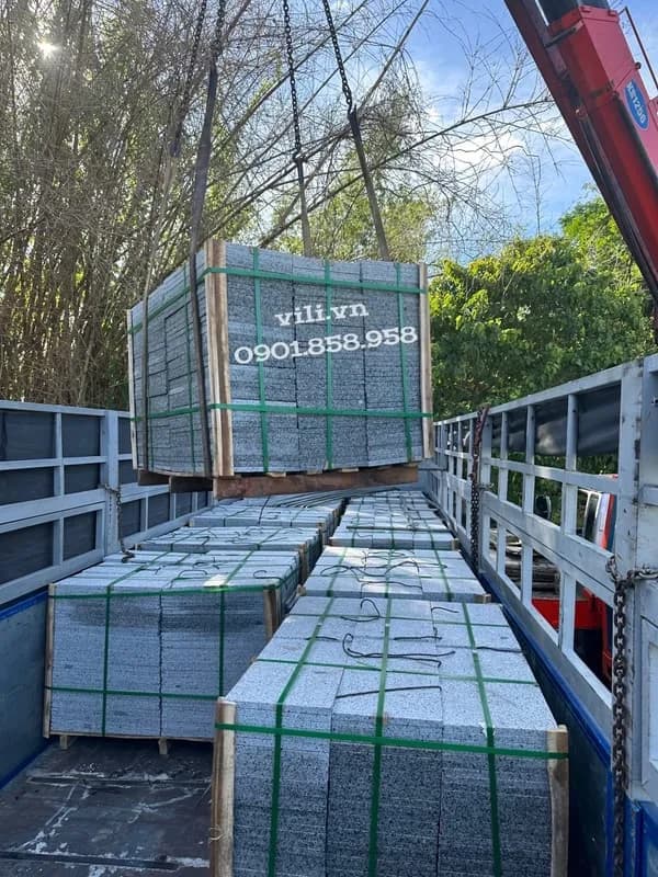 Đá lát sân kem hoàng gia 30x60x2cm khò nhám