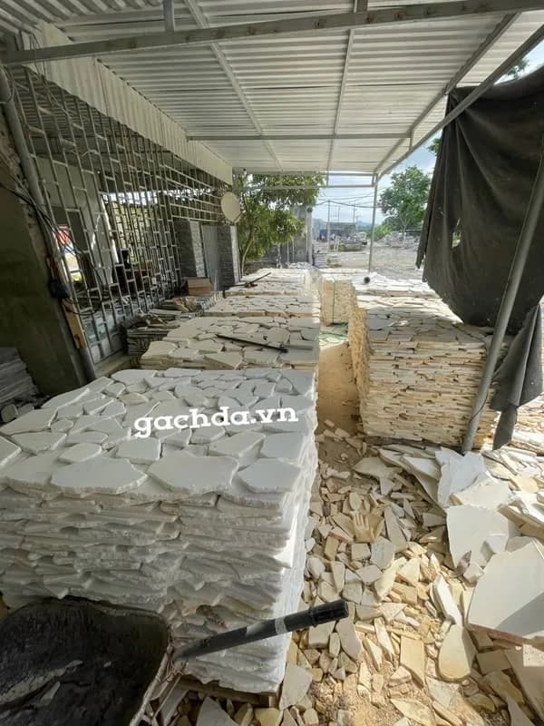 Đá rối vàng quay ốp tường