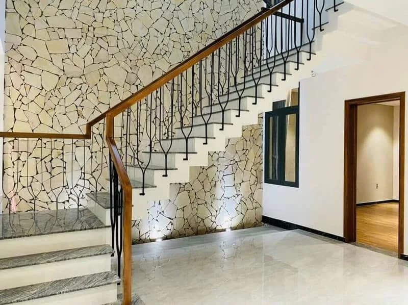 Đá rối vàng quay ốp tường