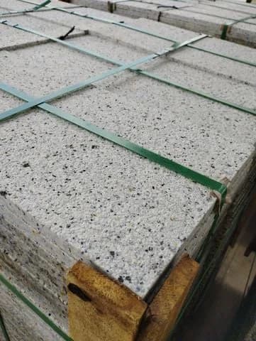 Đá sân vườn băm vàng nhạt Bình Định 30x60x2