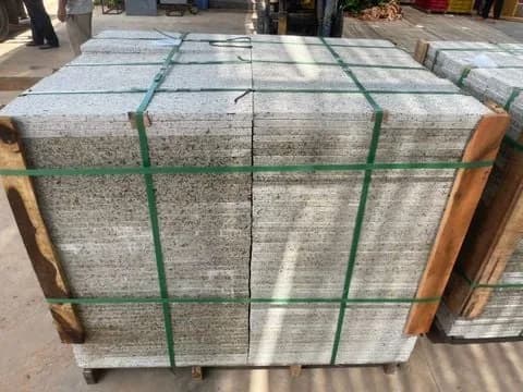 Đá sân vườn băm vàng nhạt Bình Định 30x60x2