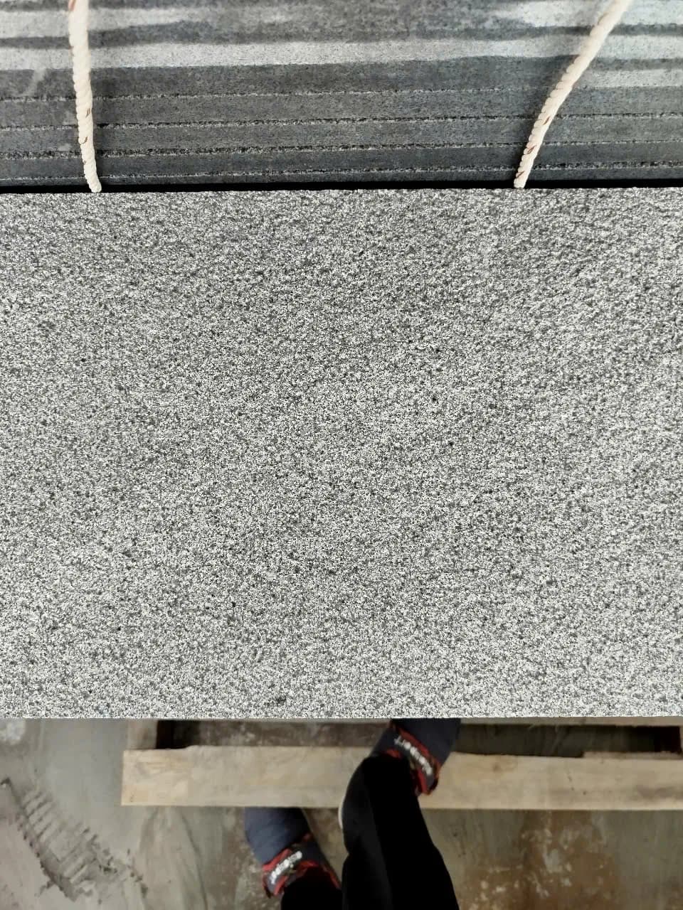 Đá lát sân Đen lông chuột 30x60x2cm khò nhám