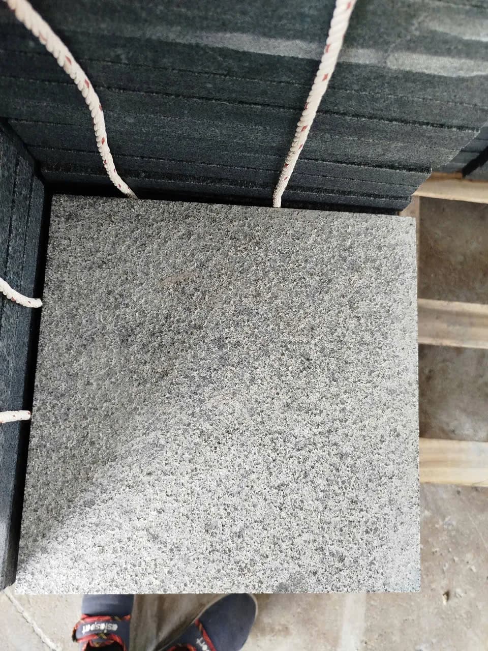 Đá lát sân Đen lông chuột 30x60x2cm khò nhám