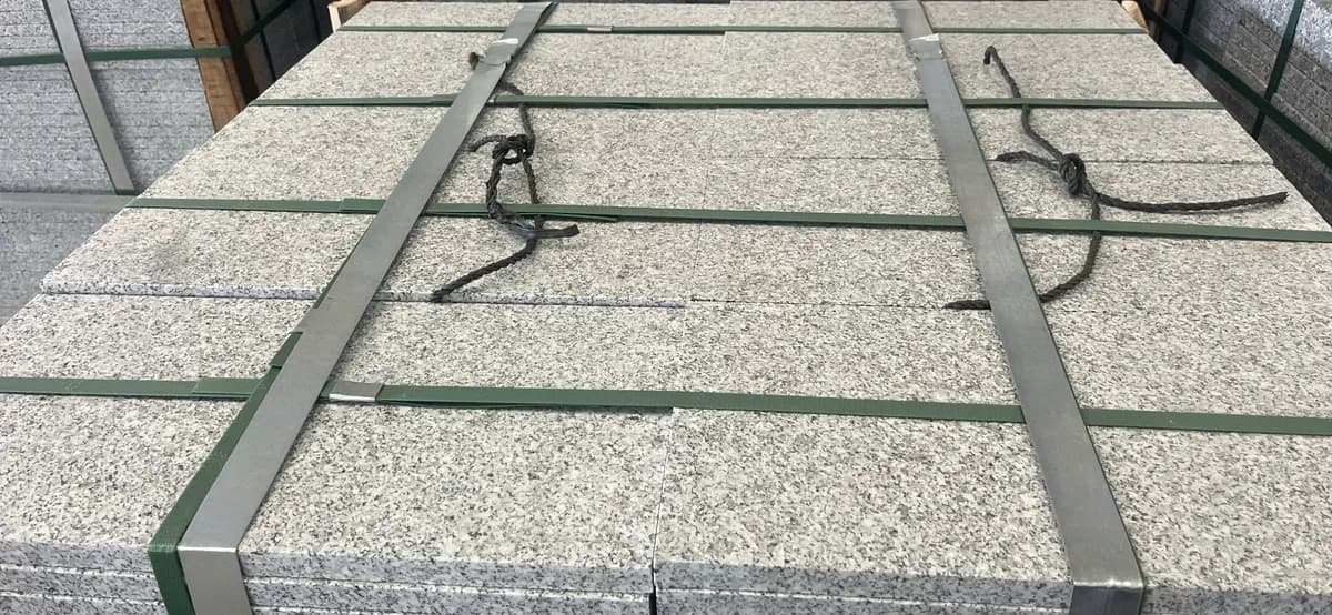 Đá lát sân trắng Bình Định 30x60x2cm khò nhám