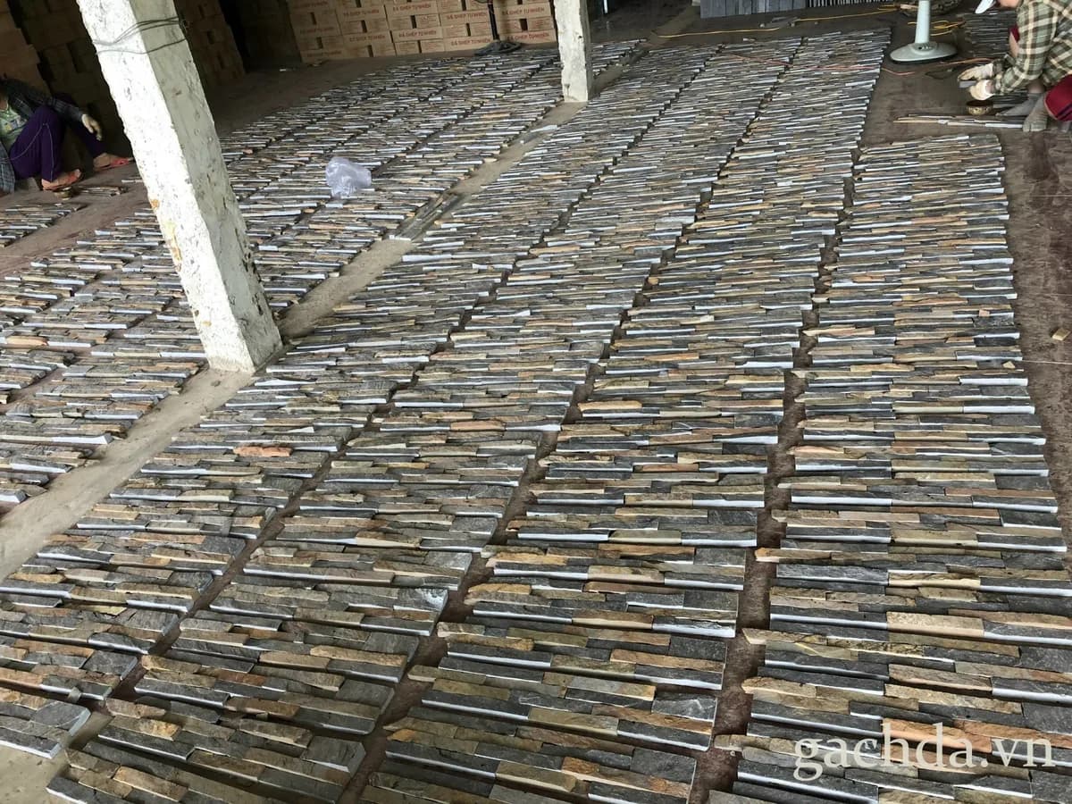 Đá chẻ ghép vàng 10x50 cm ốp trang trí