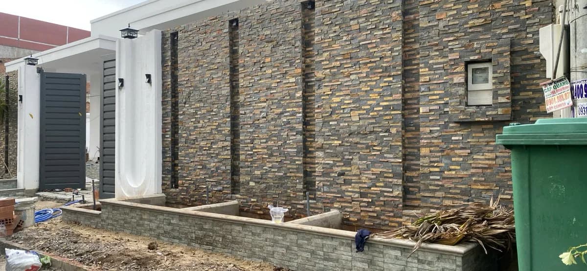 Đá chẻ ghép vàng 10x50 cm ốp trang trí