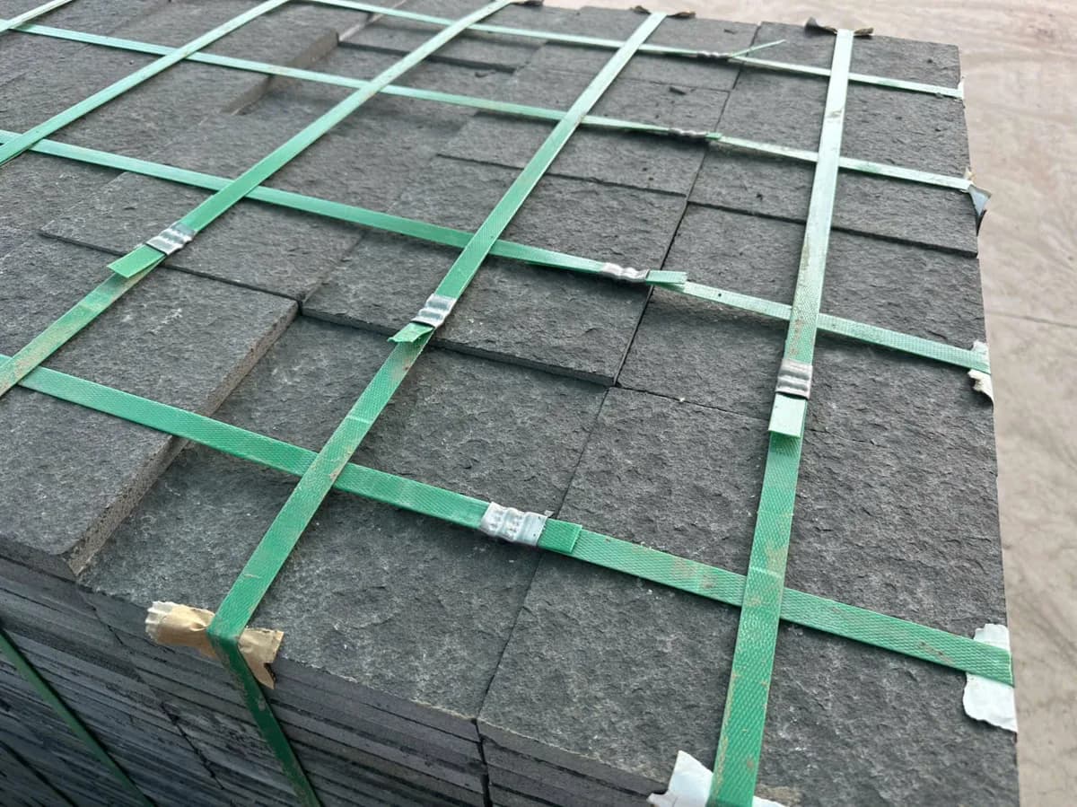 Đá Bazan đen khò 20x20x2cm