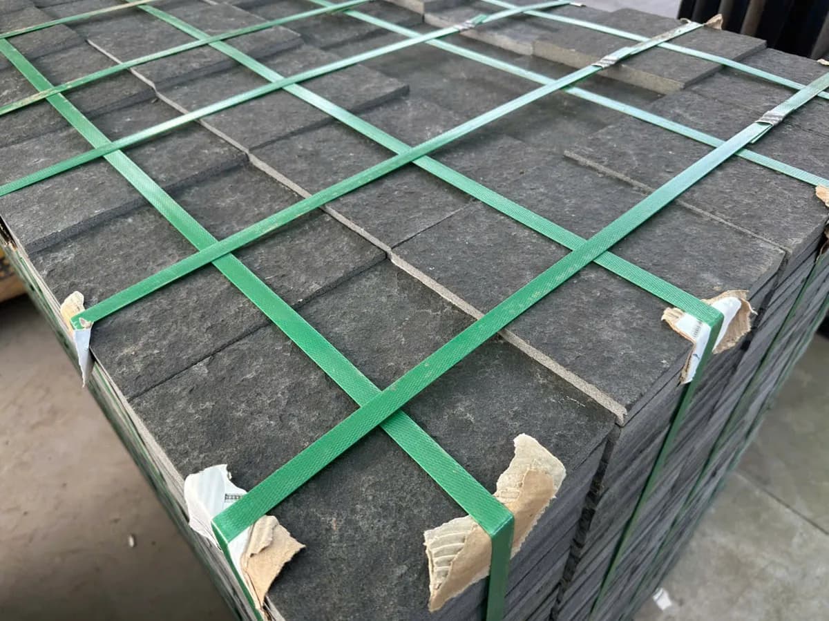 Đá Bazan đen khò 20x20x2cm