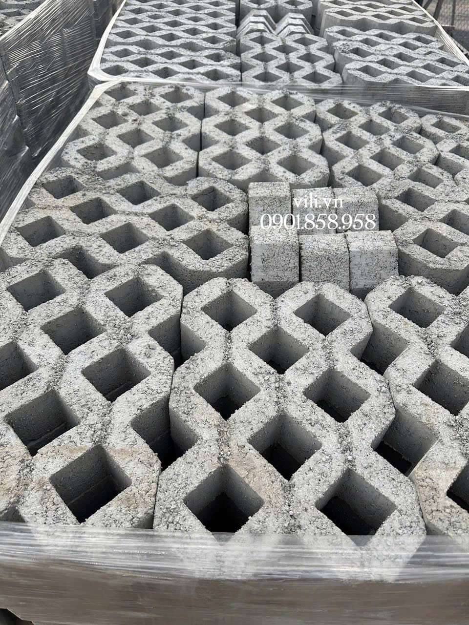 Gạch trồng cỏ 8 lỗ nhám