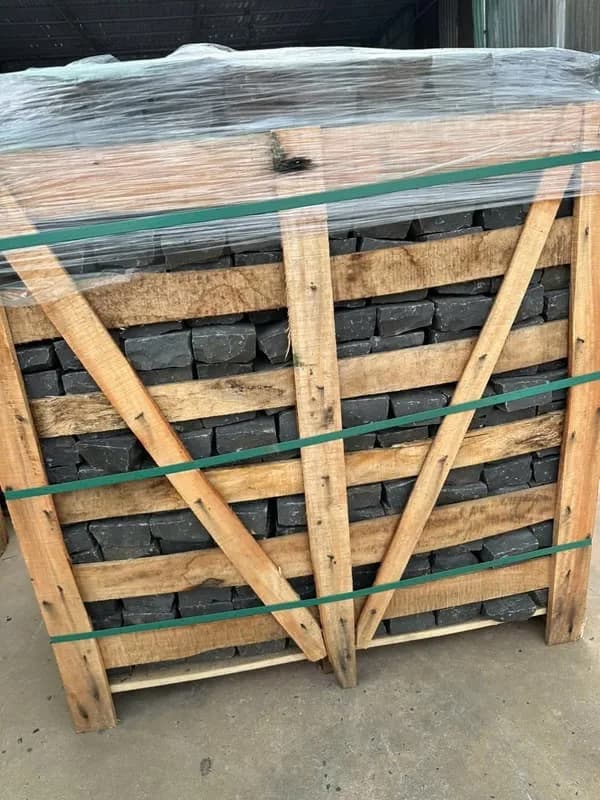 Đá Cubic lát sân 10x10x5cm đen bazan