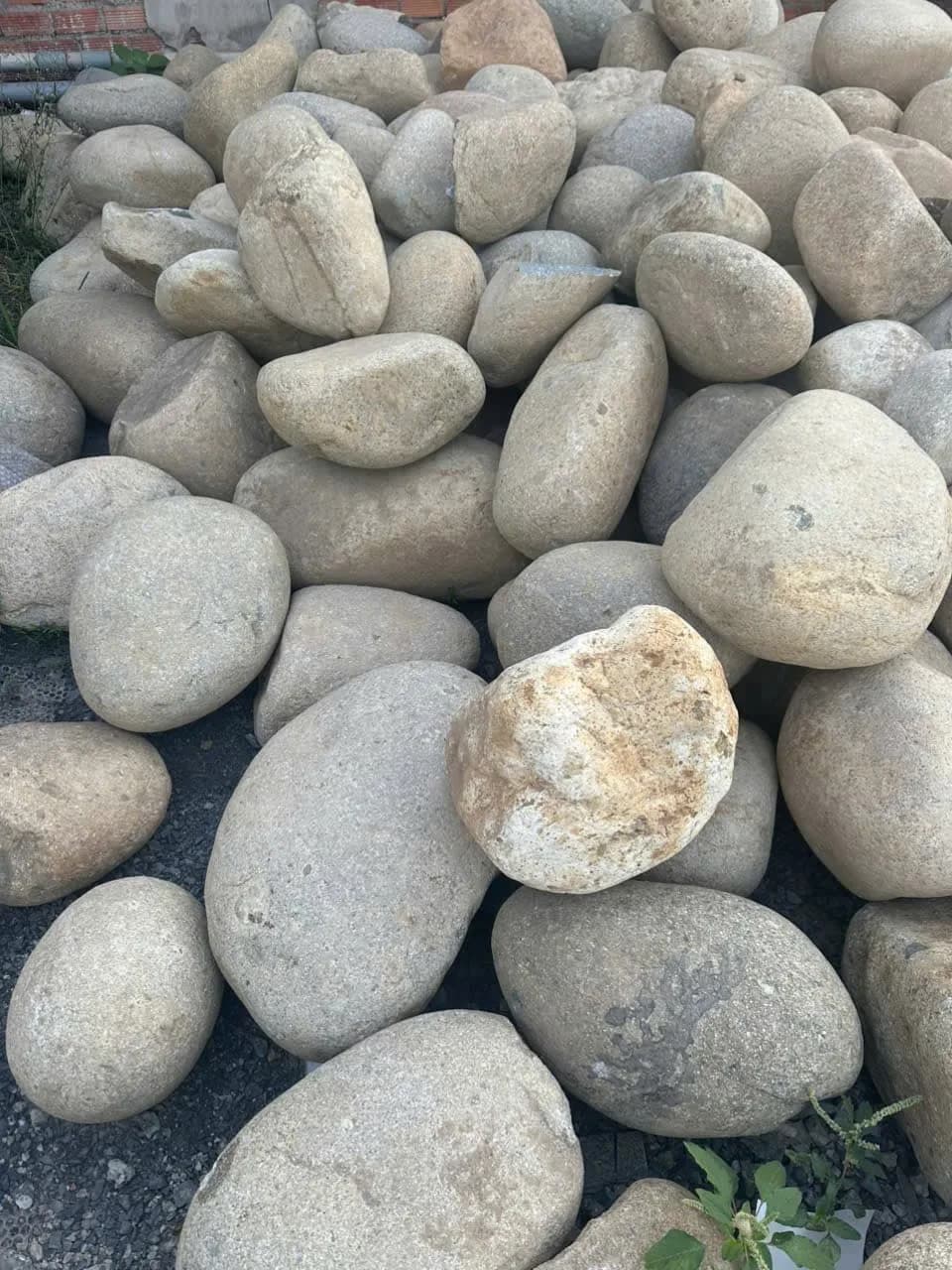 Đá cuội 40-60cm trang trí sân vườn