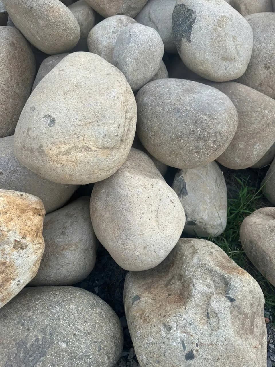 Đá cuội 40-60cm trang trí sân vườn