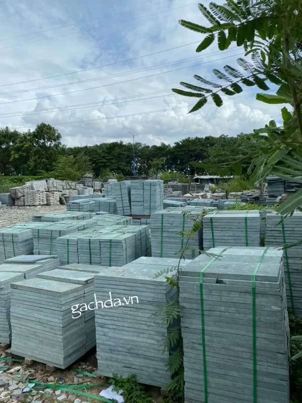 Đá lát sân vườn băm xanh rêu 30x60x1.8cm