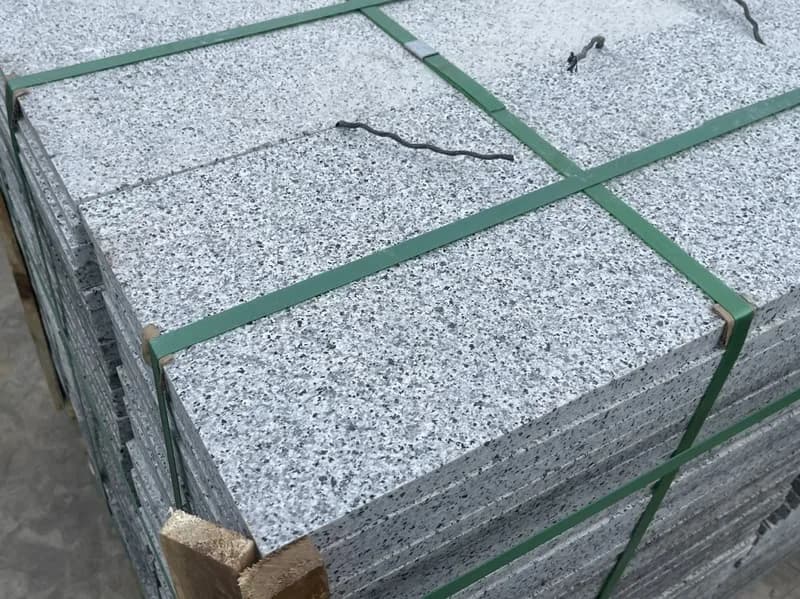 Đá lát sân kem hoàng gia 30x60x2cm khò nhám