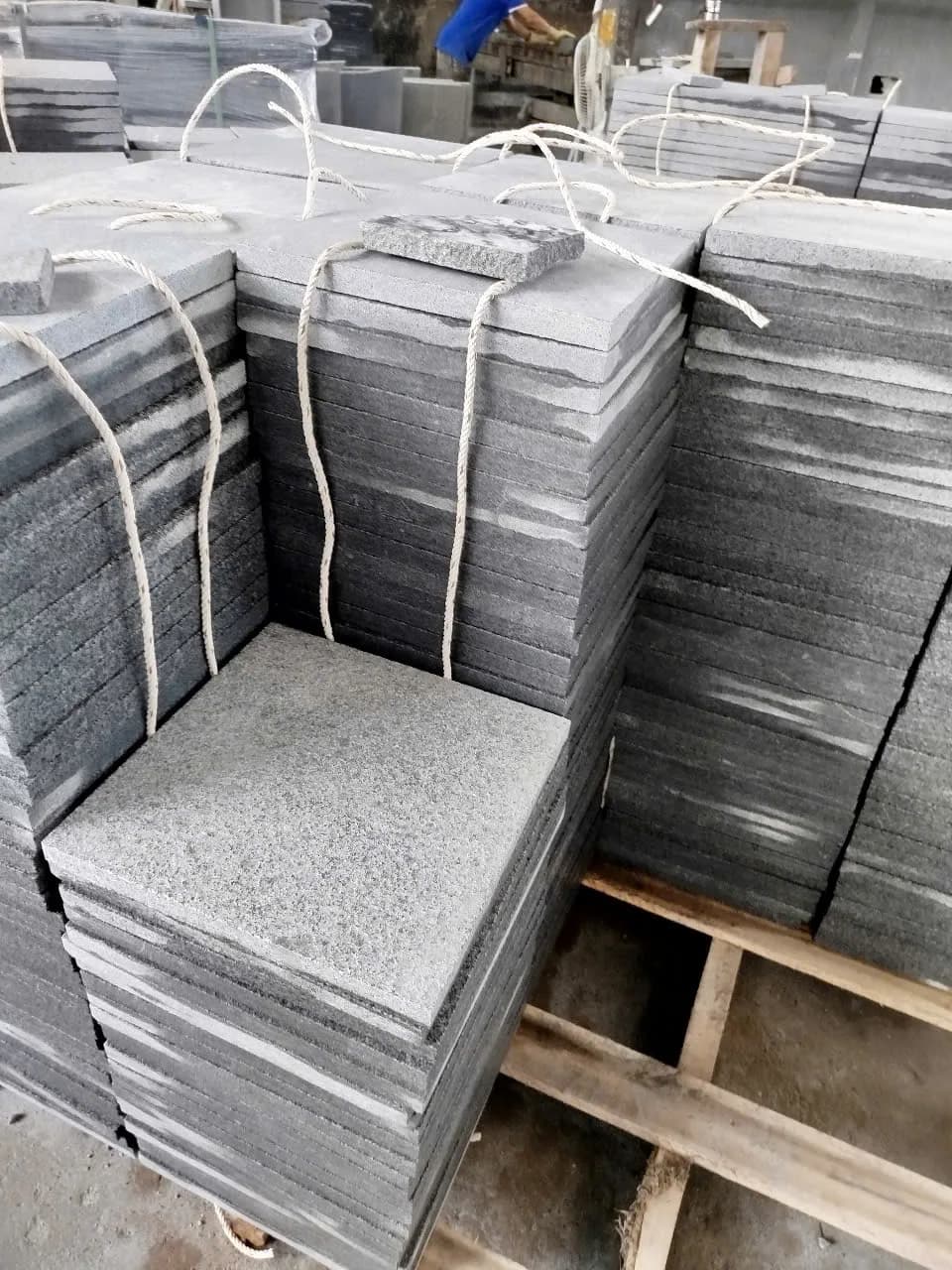 Đá lát sân Đen lông chuột 30x60x2cm khò nhám