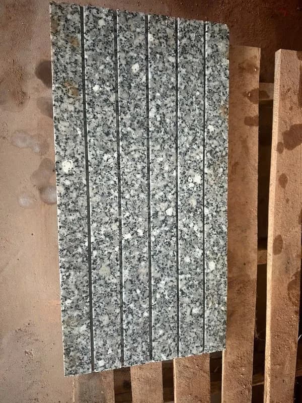 Đá lát sân Trắng suối lau khò 30x60x2cm kẻ sọc