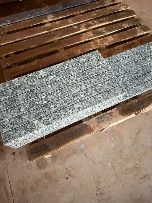 Đá lát sân Trắng suối lau khò 30x60x2cm kẻ sọc