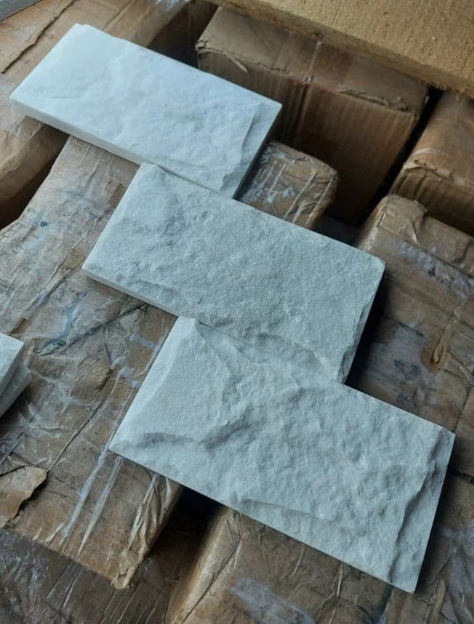 Đá bóc trắng sữa 10x20 ốp trang trí