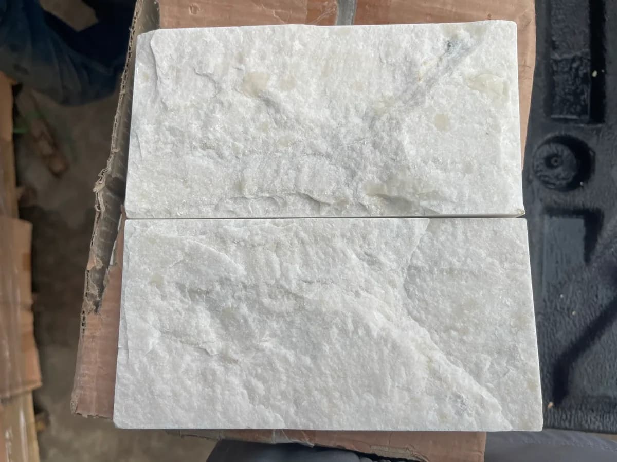 Đá bóc trắng sữa 10x20 ốp trang trí