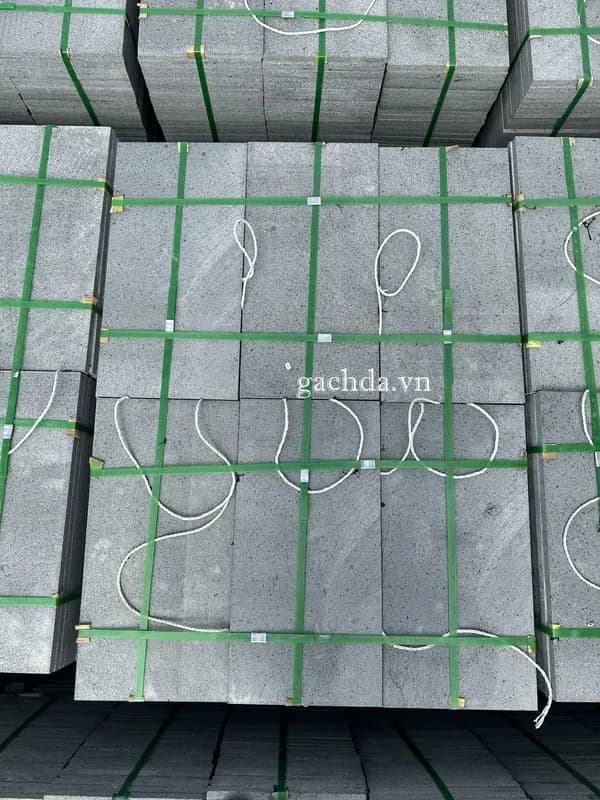 Đá lát sân xám đen Phú Yên thô 30x60x1.8cm