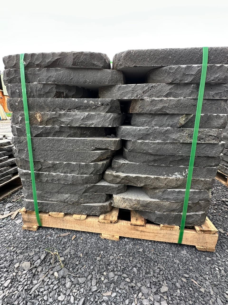 Đá rối tổ ong xám lát sân vườn 5cm