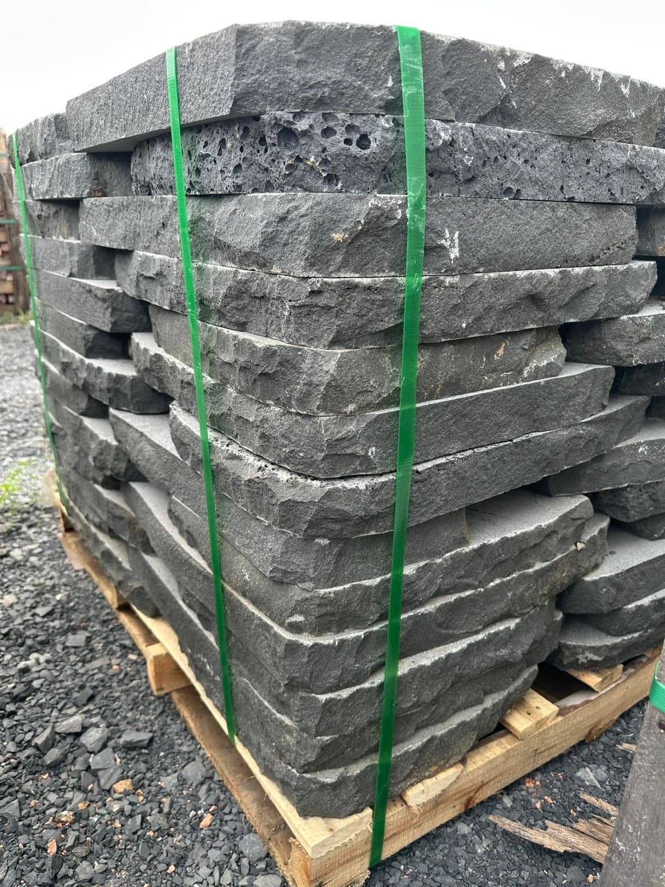 Đá rối tổ ong xám lát sân vườn 5cm