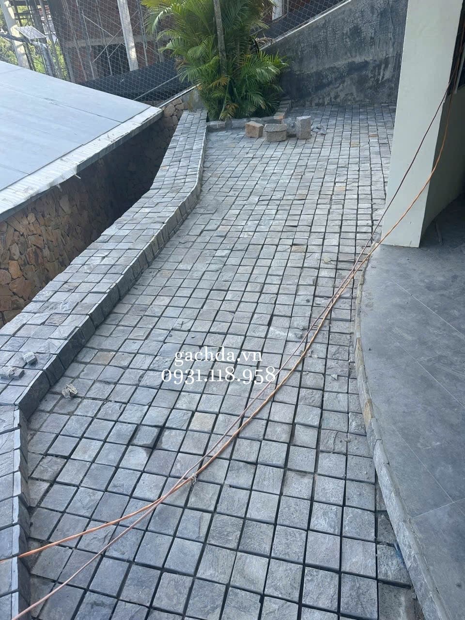 Đá chẻ xanh đen tự nhiên 10x10x2cm ốp lát trang trí - Cubic