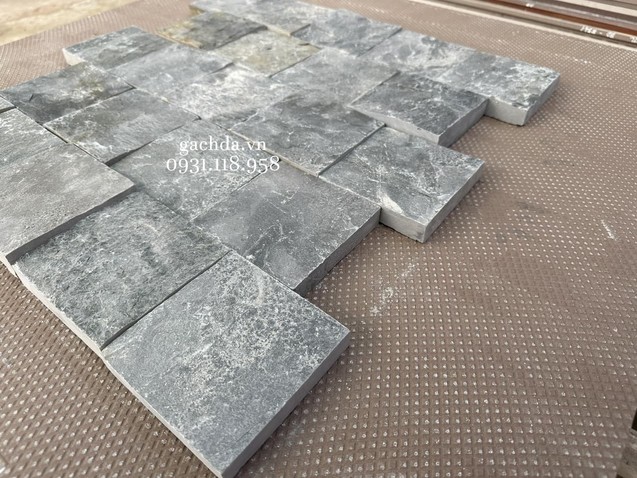 Đá chẻ xanh đen tự nhiên 10x10x2cm ốp lát trang trí - Cubic