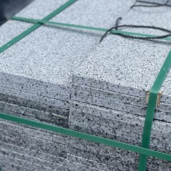 Đá lát sân kem hoàng gia 30x60x2cm khò nhám