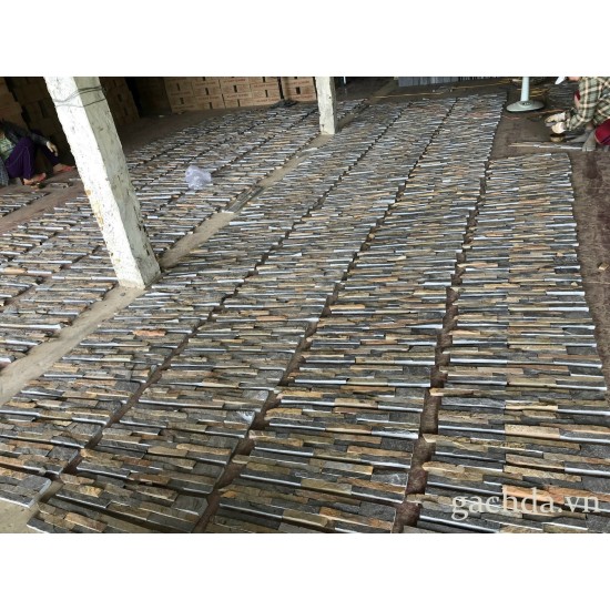 Đá chẻ ghép vàng 10x50 cm ốp trang trí